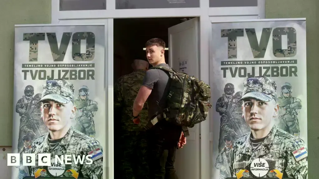 Reclutas croatas se presentan para el servicio militar obligatorio.