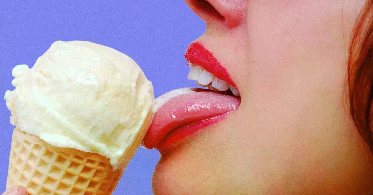 Ilustración conceptual de una aplicación de citas en un teléfono móvil.