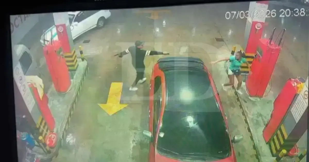 Uno de los antisociales persiguió a la joven cajera, la amenazó y le quitó el dinero.