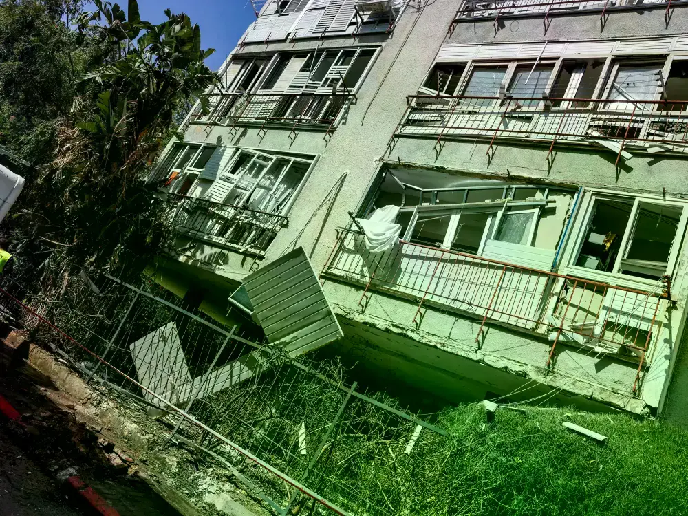Un edificio en Tel Aviv alcanzado por un misil iraní.