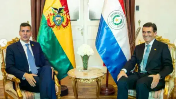 Los presidentes de Paraguay, Santiago Peña, y de Bolivia, Rodrigo Paz.
