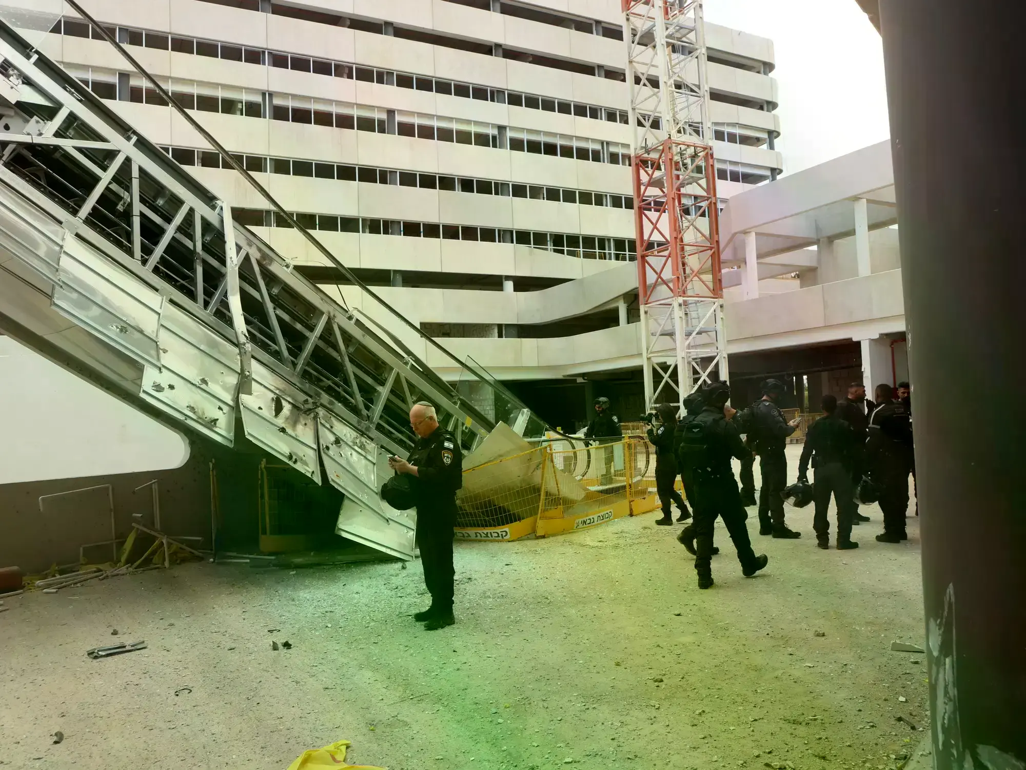Un sitio impactado durante un ataque con misiles iraníes, en Yehud, Israel.
