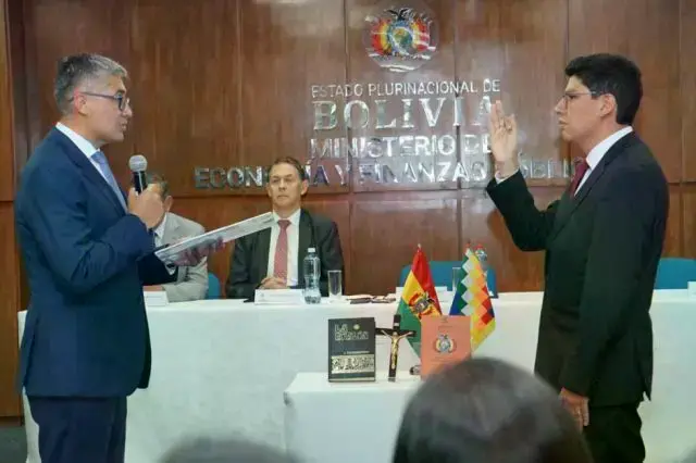 El ministro de Economía, José Gabriel Espinoza, posesionó a José Horacio Valencia como nuevo viceministro de Pensiones.