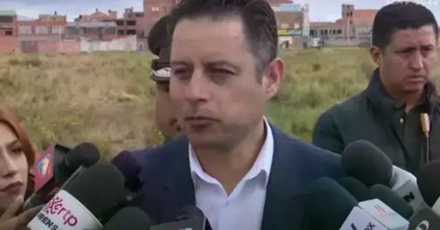 Edmand Lara este lunes en declaraciones ante la prensa en La Paz.