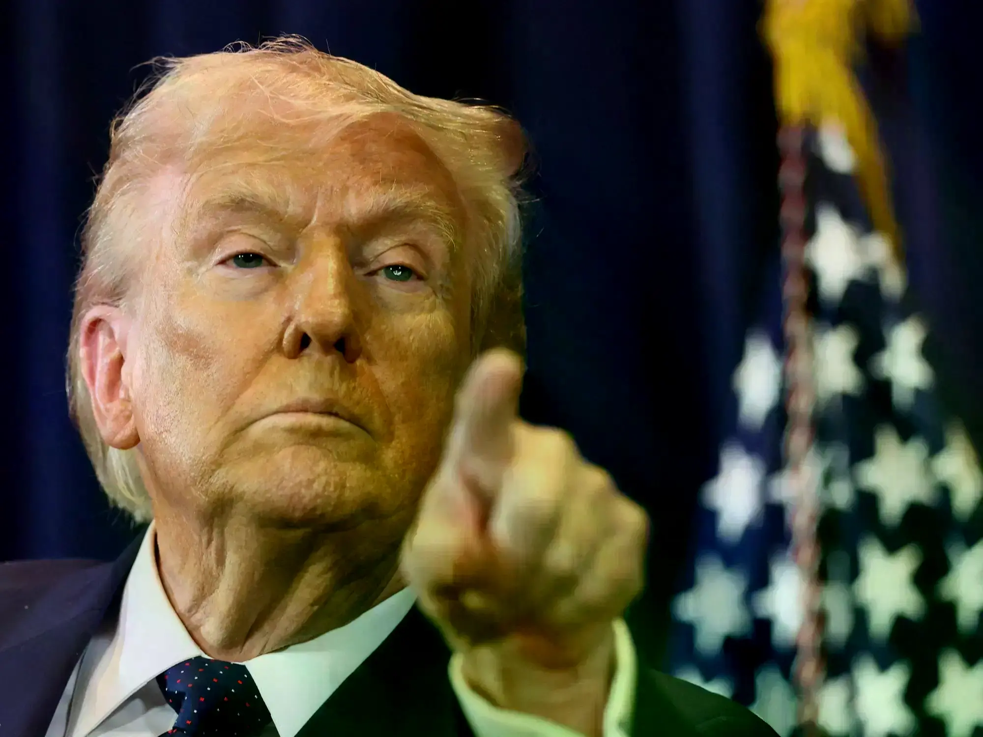 El presidente de Estados Unidos, Donald Trump, responde una pregunta durante una conferencia de prensa en el Trump National D