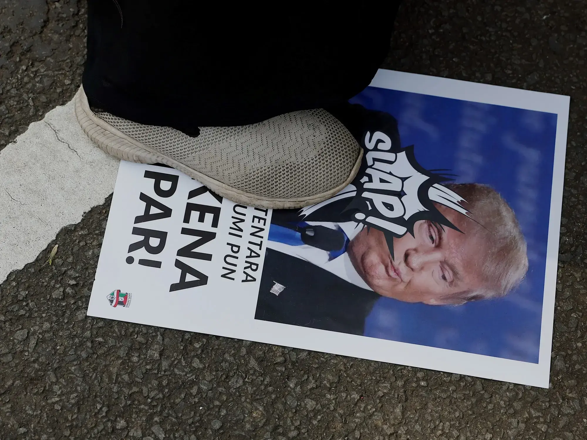 Un manifestante pisa un retrato de Trump en una protesta contra la guerra en Yakarta.