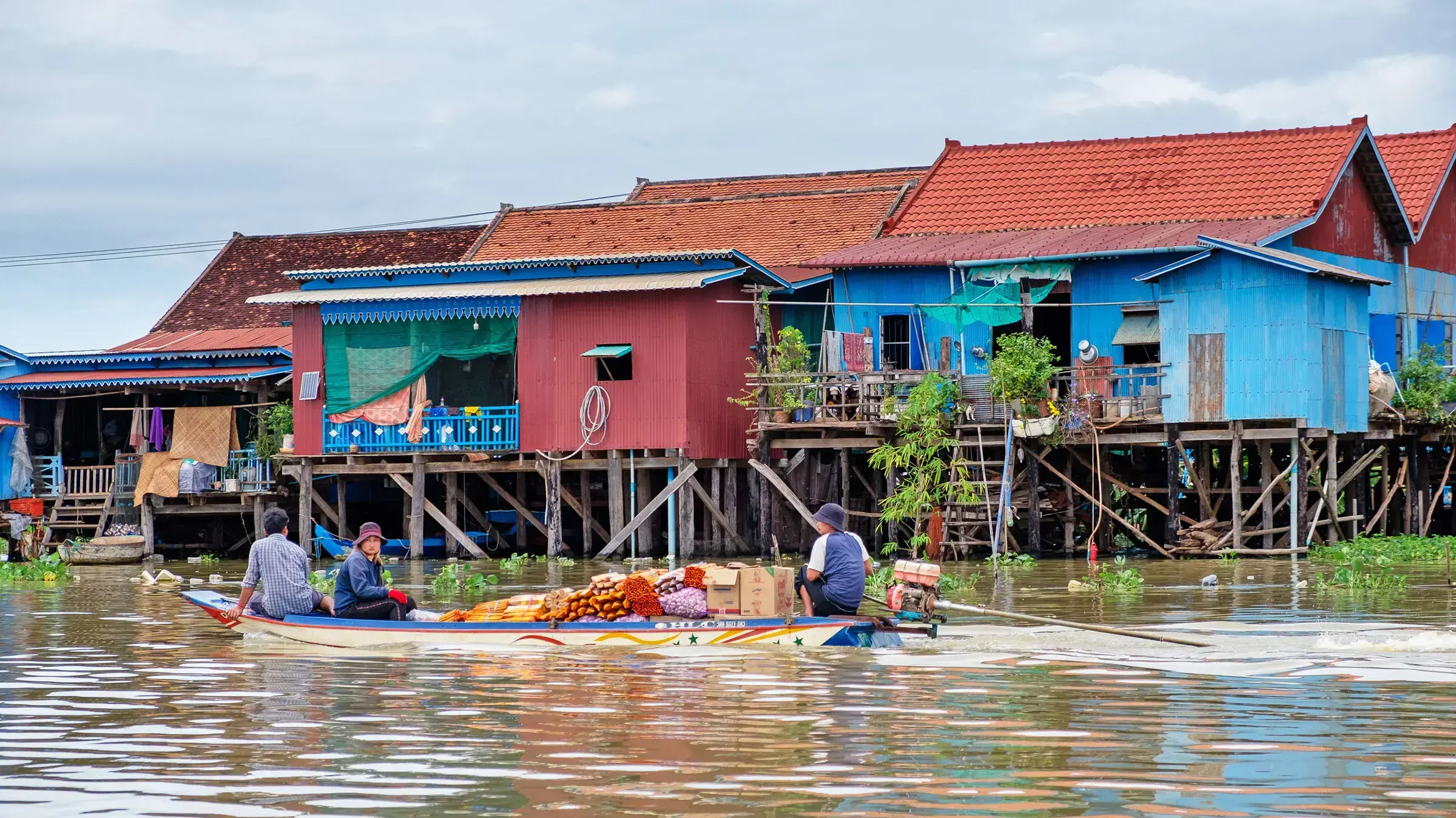 La presa de Xayaburi en Laos, operativa desde 2019, es señalada por comunidades tailandesas por la disminución de peces.