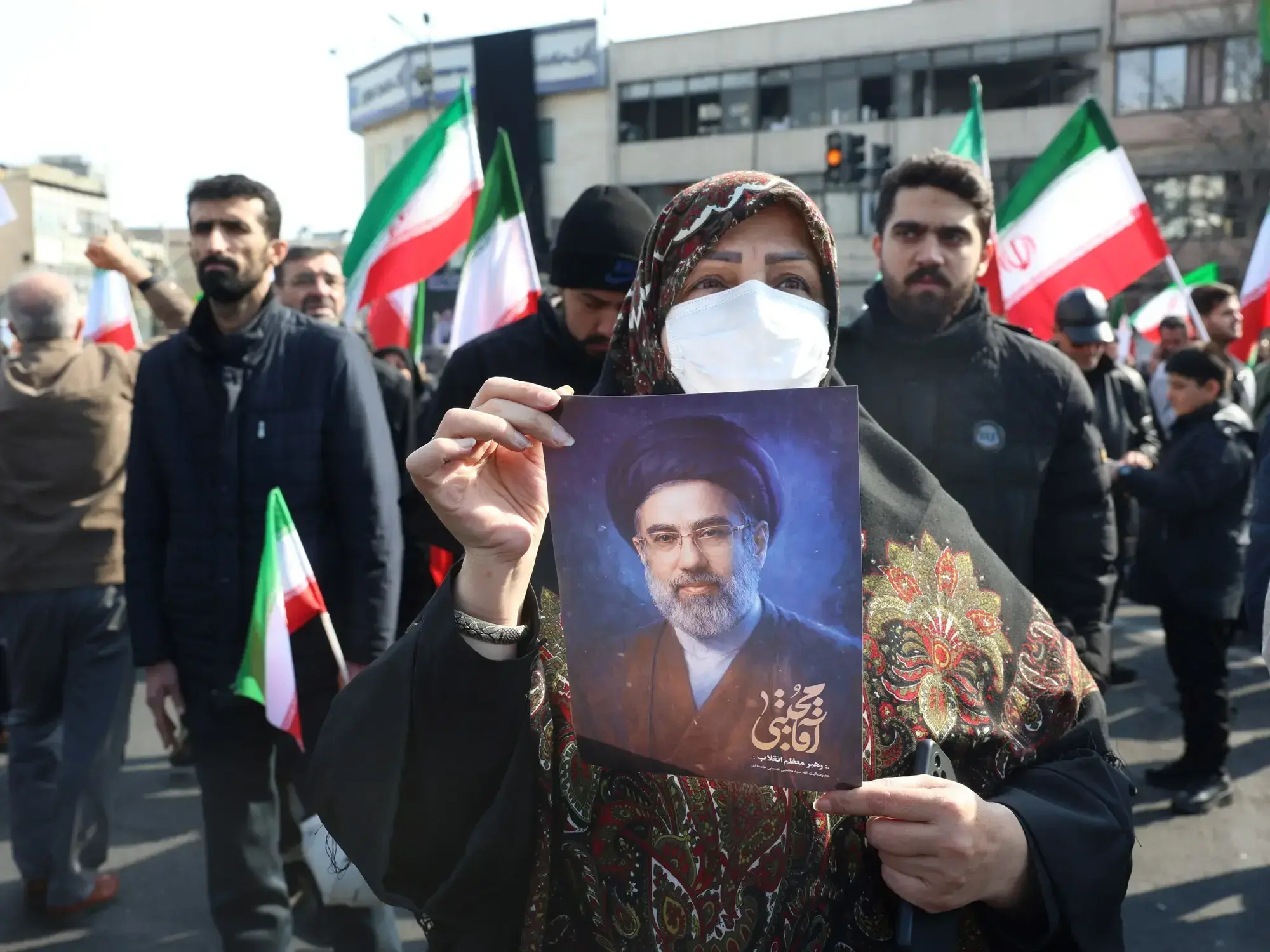 Una mujer sostiene una foto de Mojtaba Khamenei durante una manifestación en Teherán.