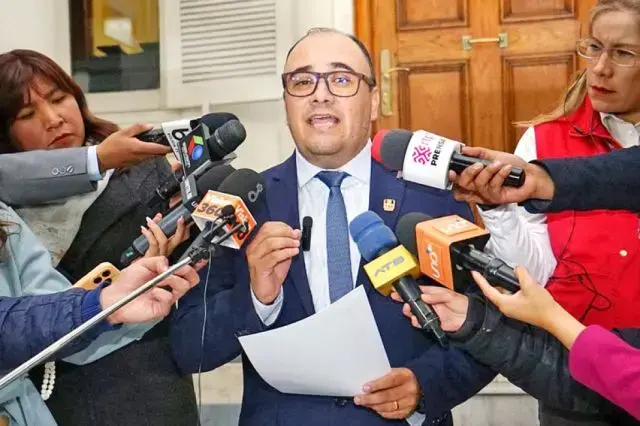 El presidente del TSE, Gustavo Ávila, este lunes, ante la prensa de La Paz.