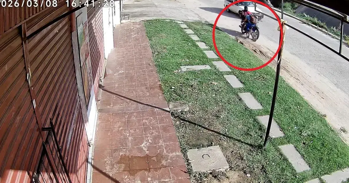 Captura de video del momento del impacto entre el motociclista y el ciclista.