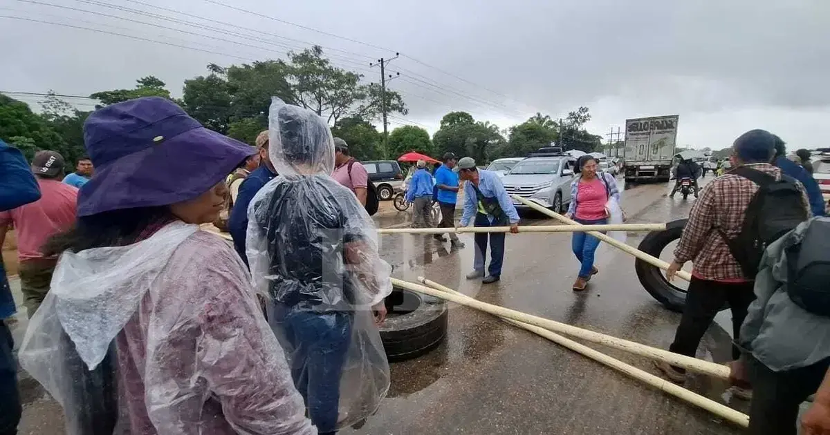 Productores bloquean en Yapacani