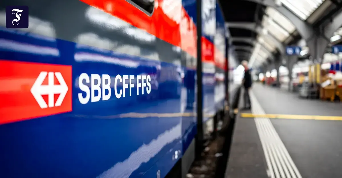 Un tren suizo listo para salir con puntualidad.