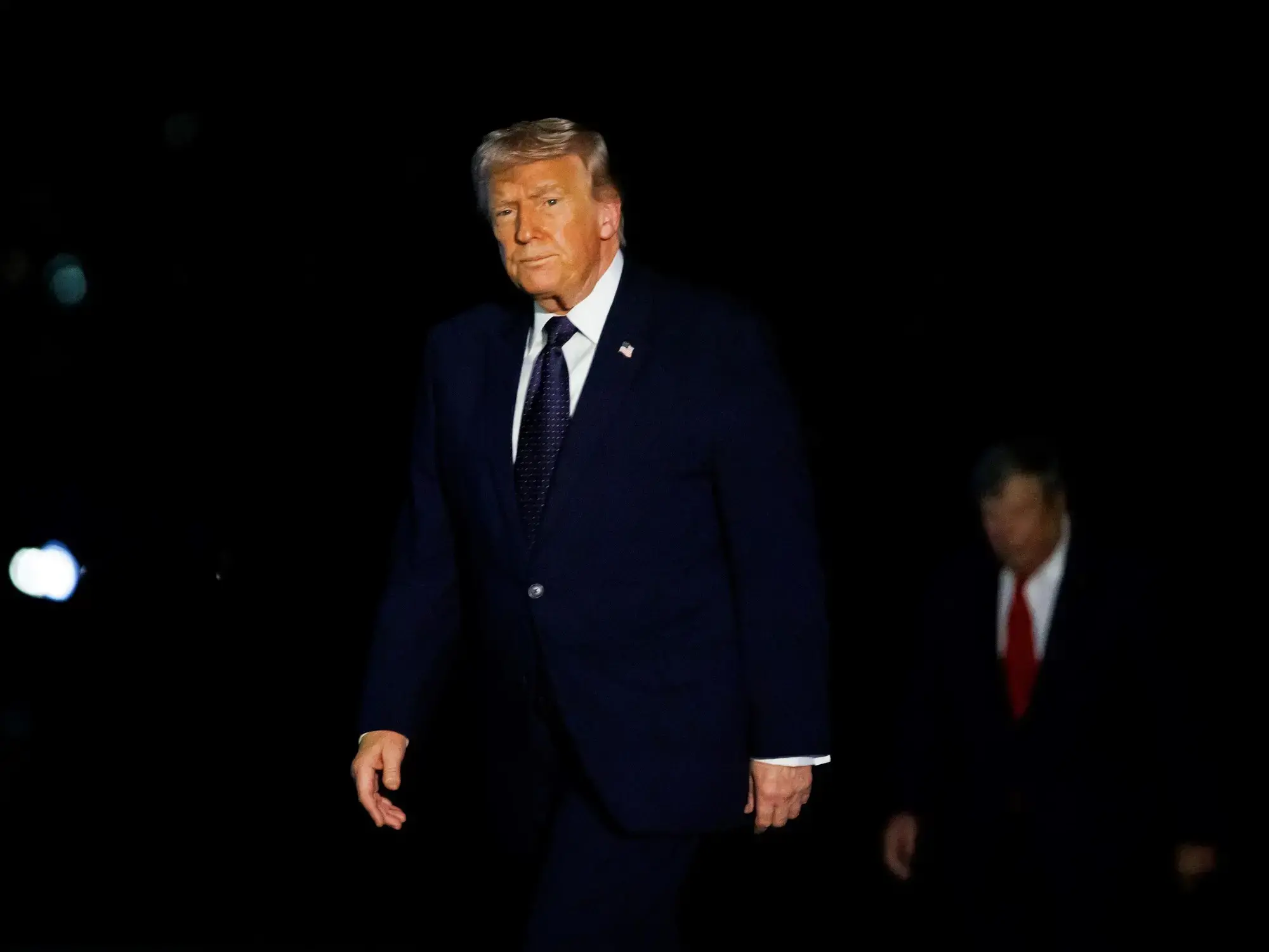 Donald Trump, anoche, en la entrada a la Casa Blanca.