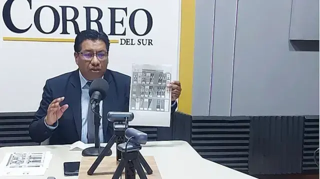 El Presidente del TED muestra una papeleta departamental con tres franjas.