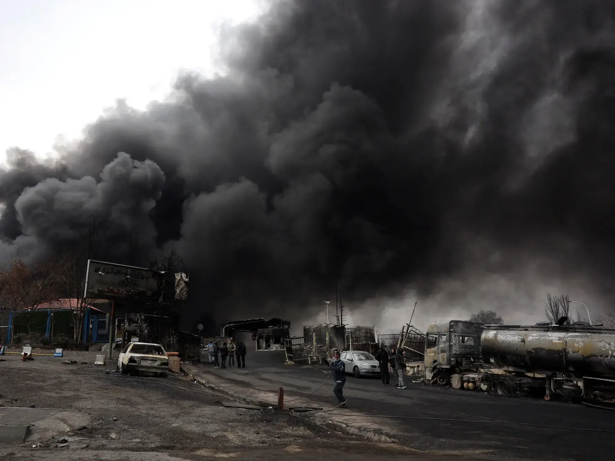 El humo tras un bombardeo en una refinería en Irán.