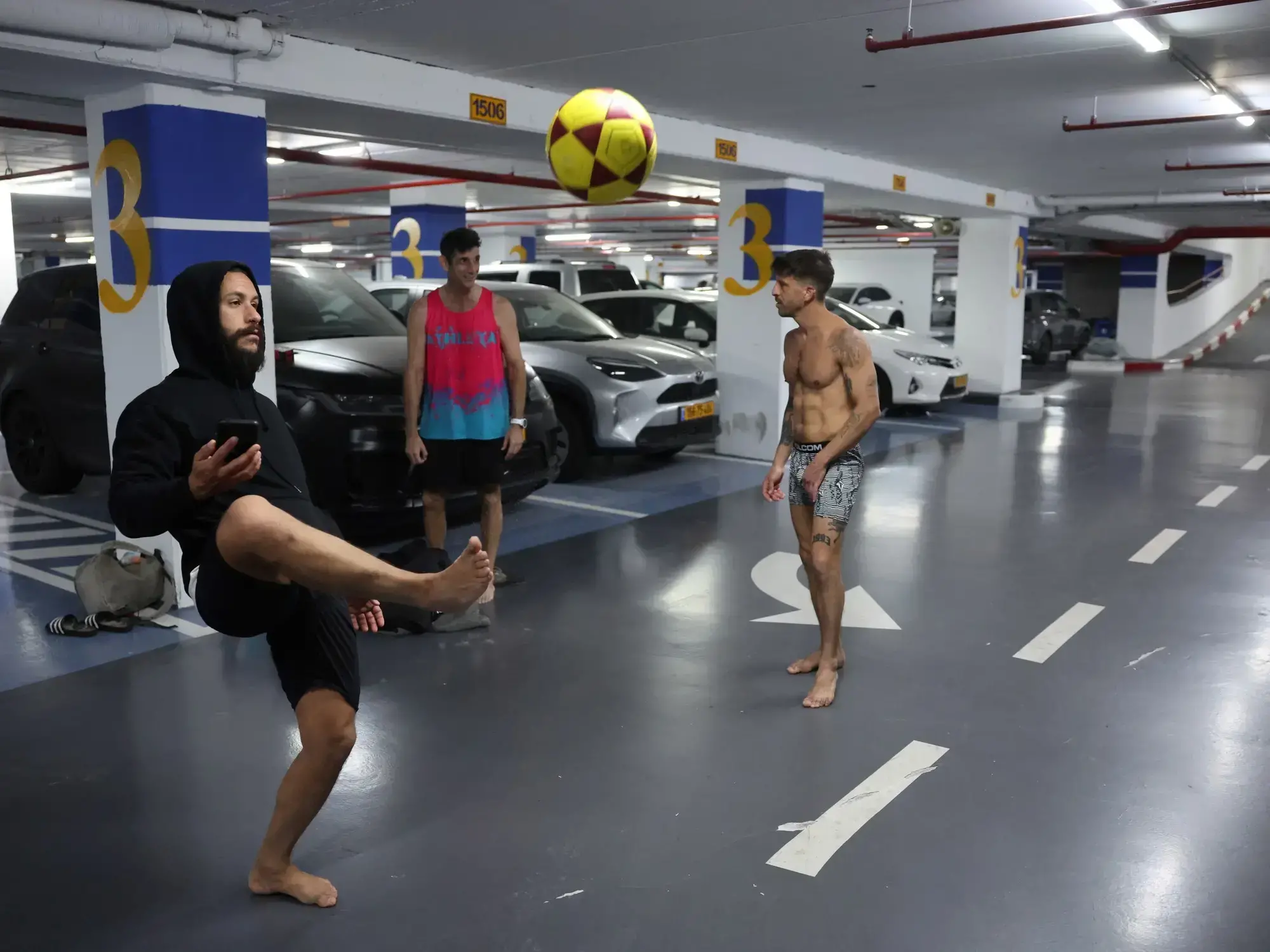 Socorristas trabajan en el sitio de un ataque iraní, en Tel Aviv, Israel.