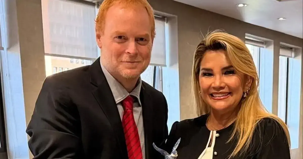 Rojo Edwards y Jeanine Áñez en Santiago.