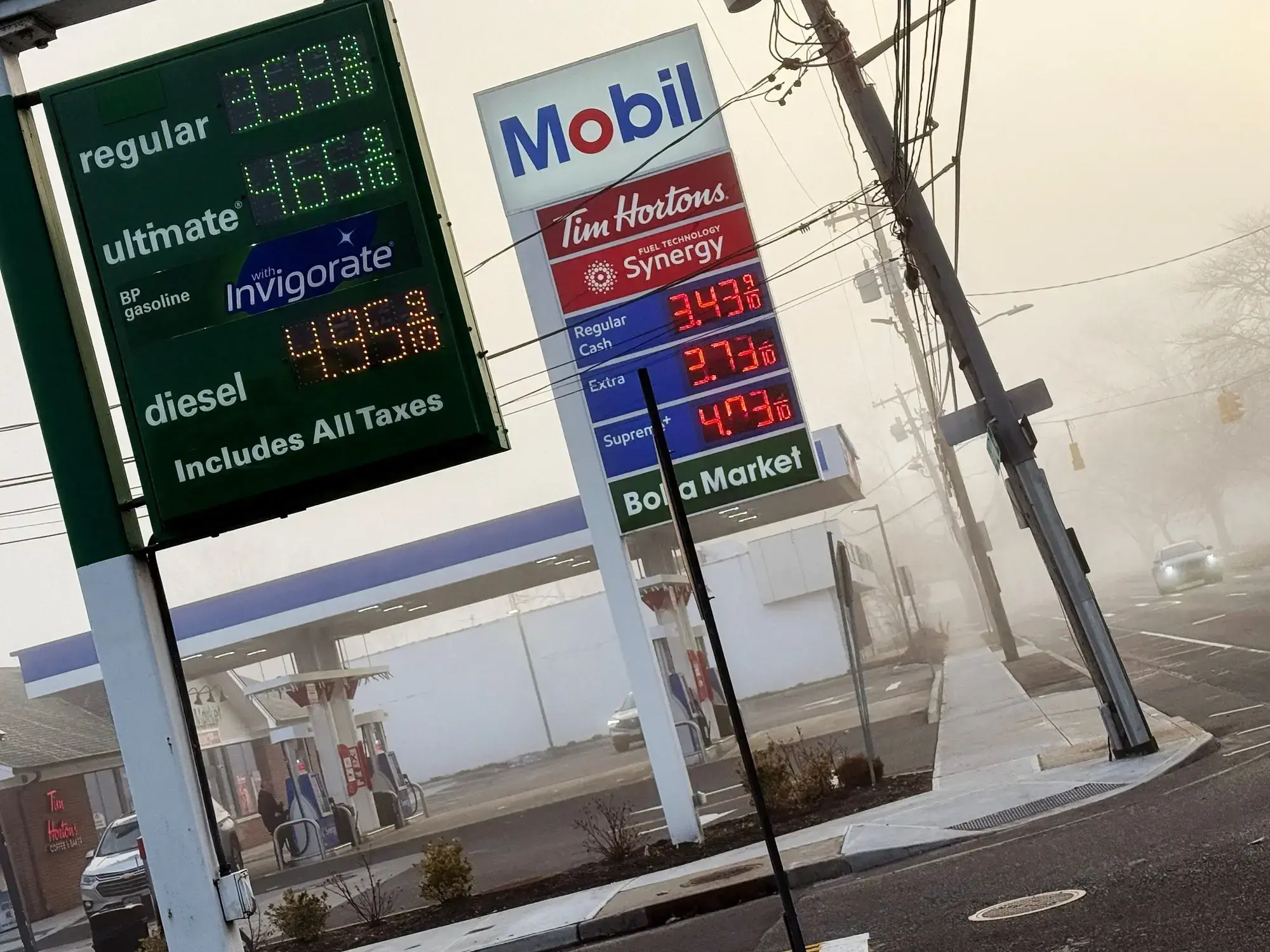 Los precios del combustible en una estación de servicio en Merrick, Nueva York.