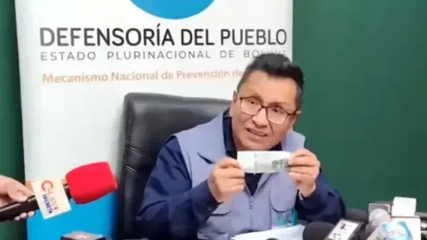 El Defensor del Pueblo, Pedro Callisaya, muestra un billete de la Serie B.