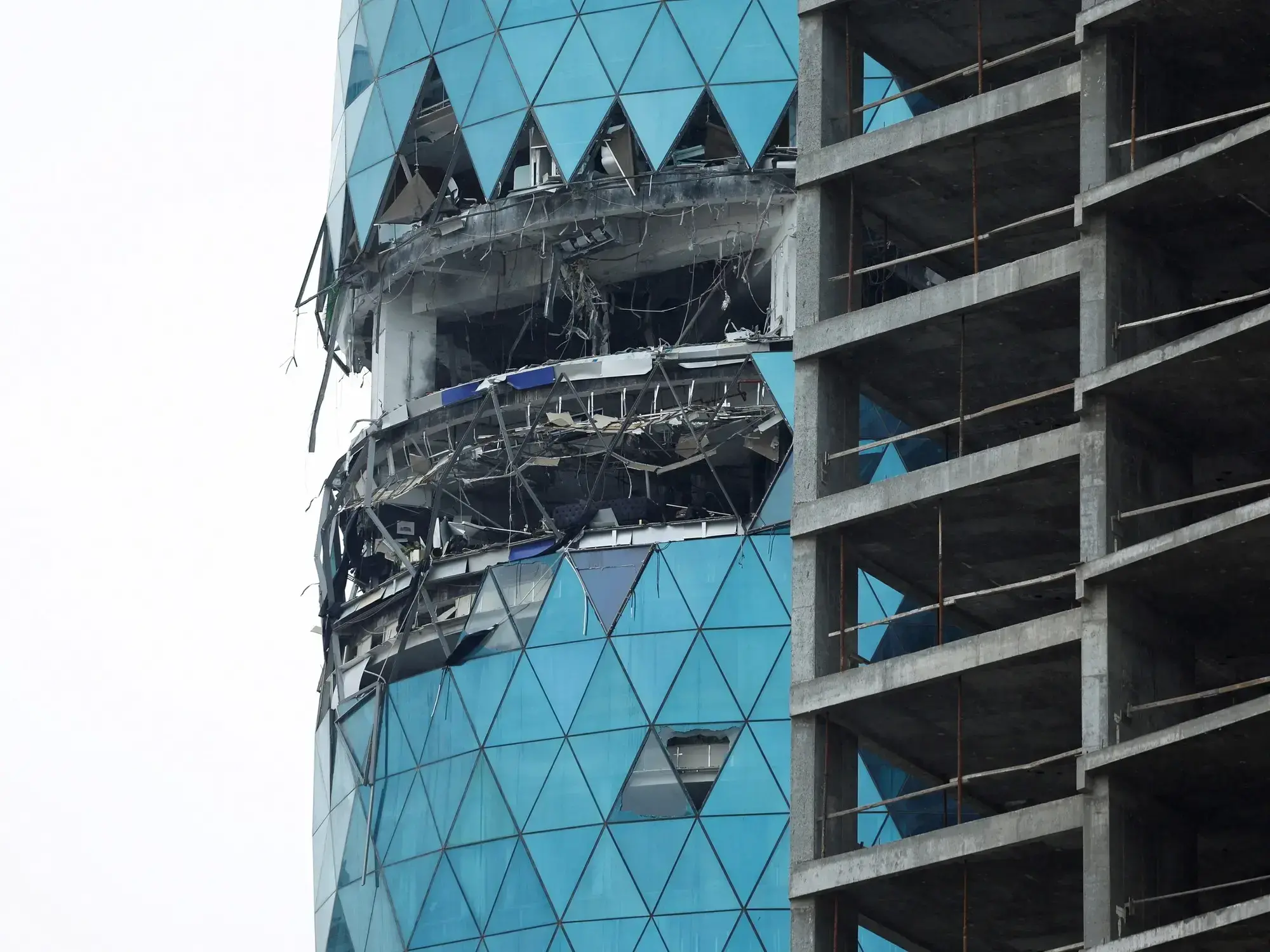 El impacto de un dron iraní en una torre de lujo en Bahrein.