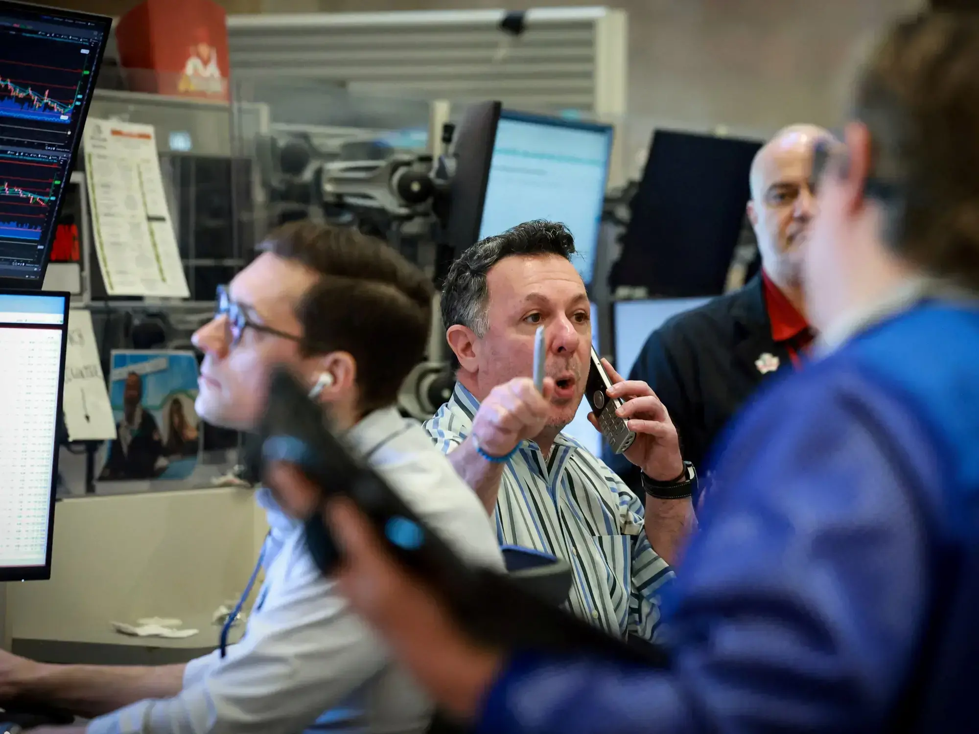 Operadores de futuros y opciones trabajan en la sala de la Bolsa de Nueva York.