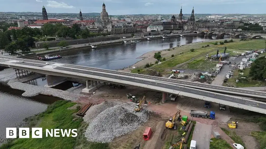 La bomba fue encontrada cerca del Puente Carola, que se está reconstruyendo tras colapsar en el río en 2024.