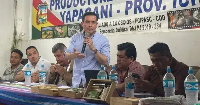El viceministro Gustavo Serrano en reunión con productores en Yapacaní.