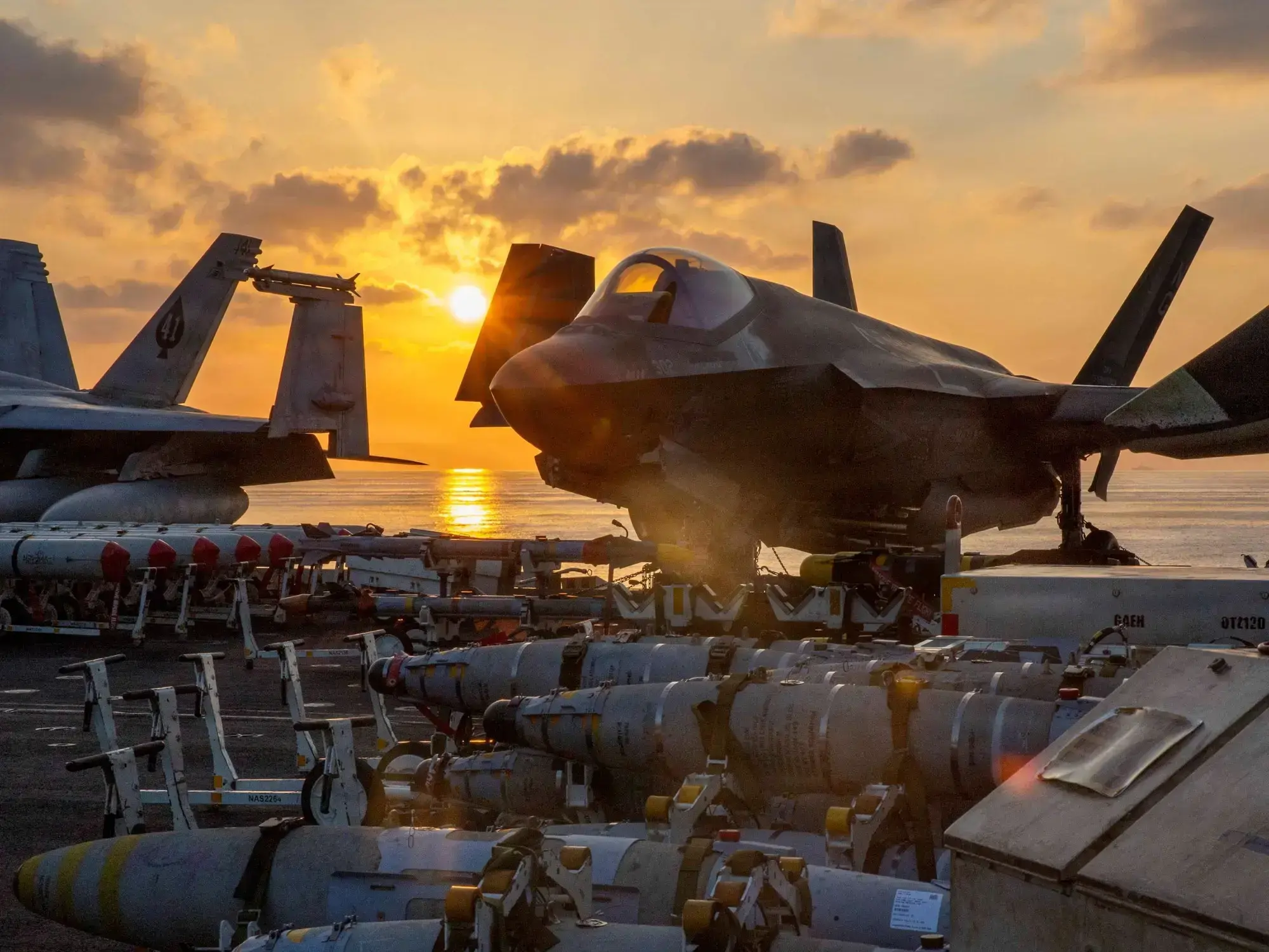 Un caza F-35C en el portaaviones USS Abraham Lincoln en apoyo a la operación Epic Fury.
