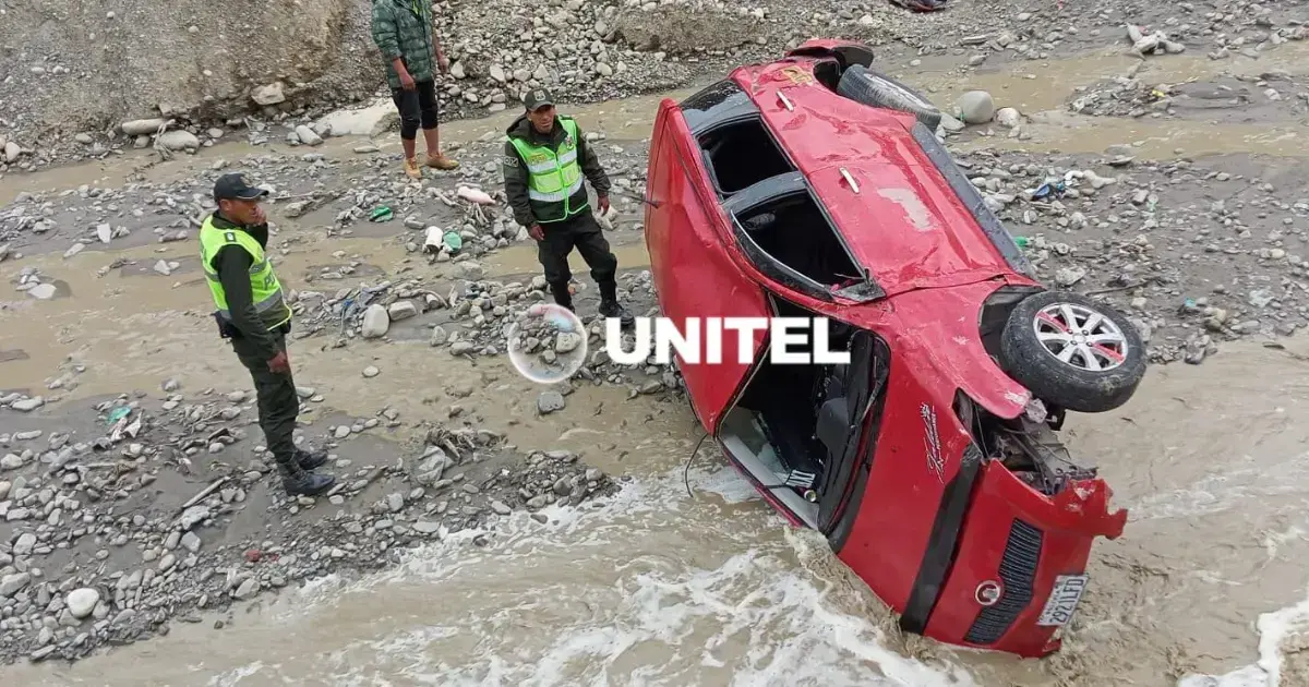 El vehículo terminó con serios daños en medio del río.
