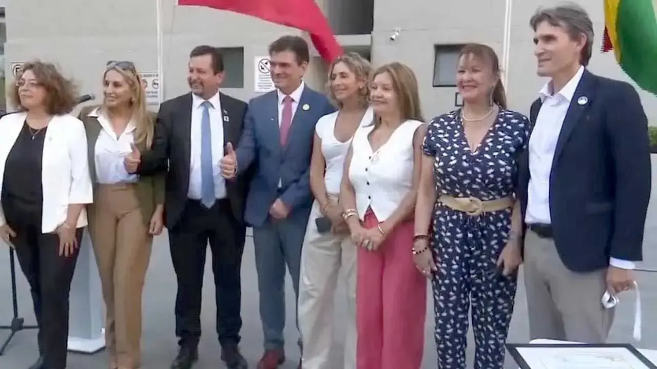 El presidente boliviano Rodrigo Paz fue recibido por la comuna en Macul, Chile.