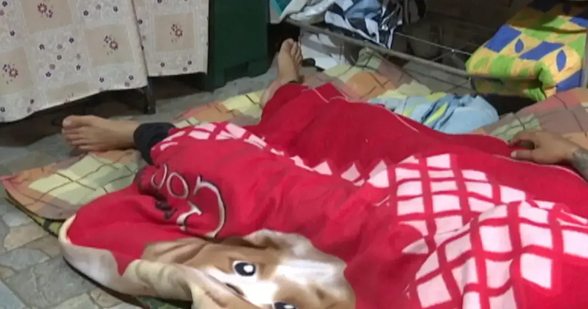 Joven postrado en cama con heridas en la cabeza tras el ataque.