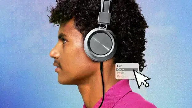 Una mujer joven utiliza auriculares con cable en la calle.