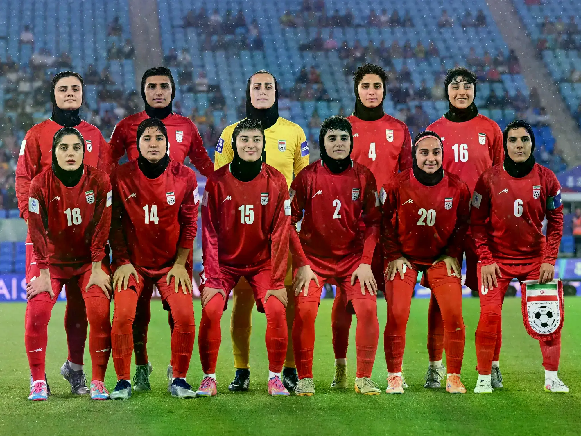 Saludo militar de las futbolistas iraníes en un partido de la Copa Asiática.