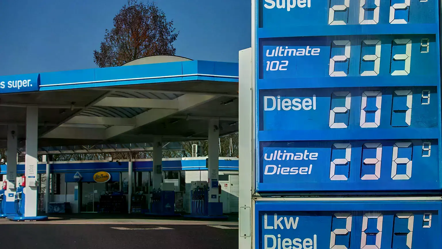Los precios de la gasolina se muestran en una gasolinera de Fráncfort, Alemania.