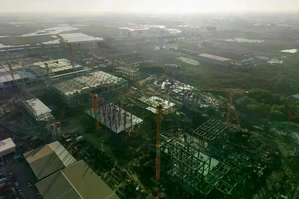 Sarayuth Sonlacksa inspecciona su granja de cangrejos, a unos 10 km de la construcción de un nuevo centro de datos en la prov