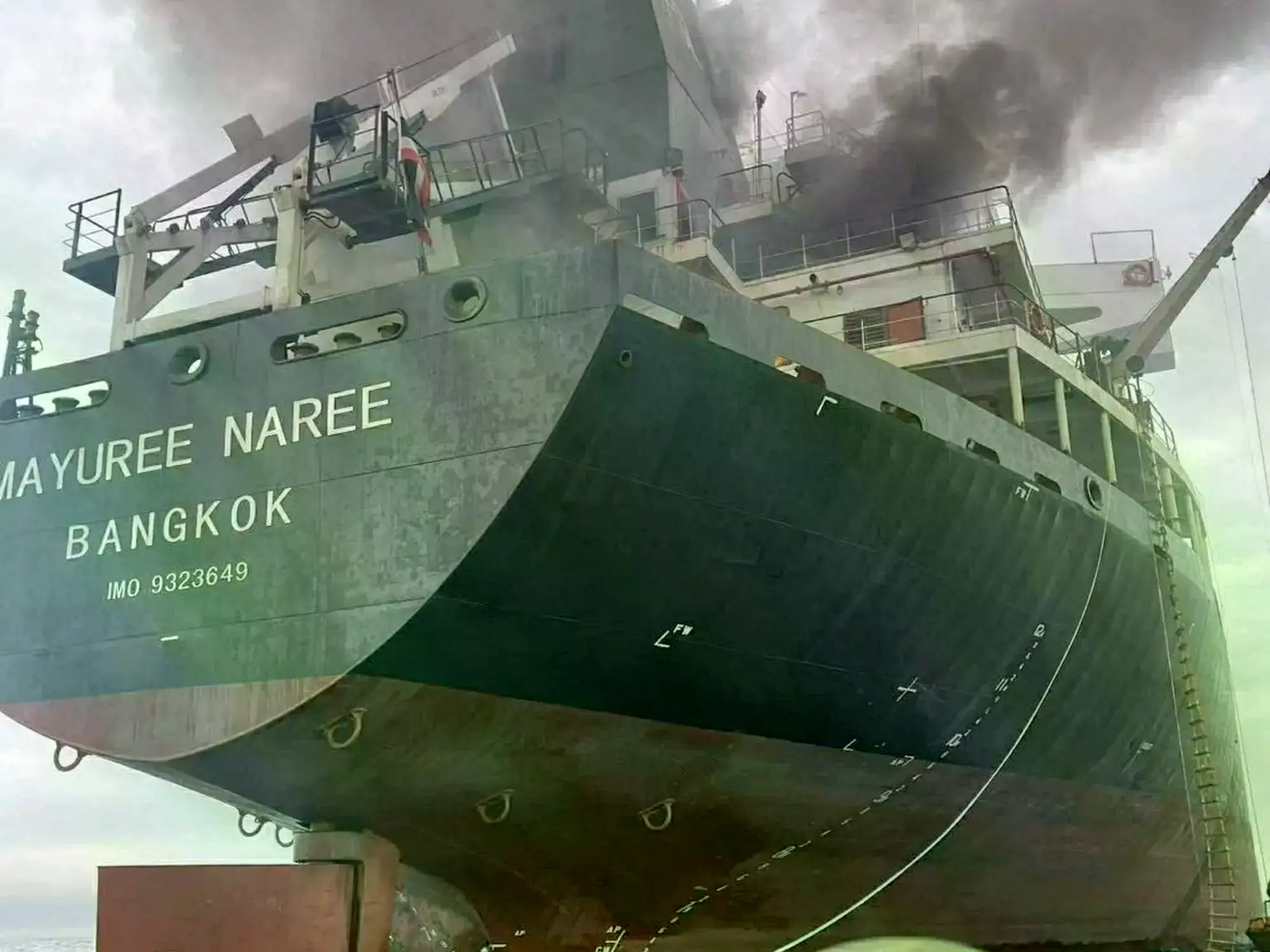 Un buque carguero atacado en el Estrecho de Ormuz.