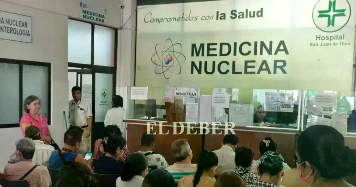 Personas asisten al Hospital San Juan de Dios pese al paro.