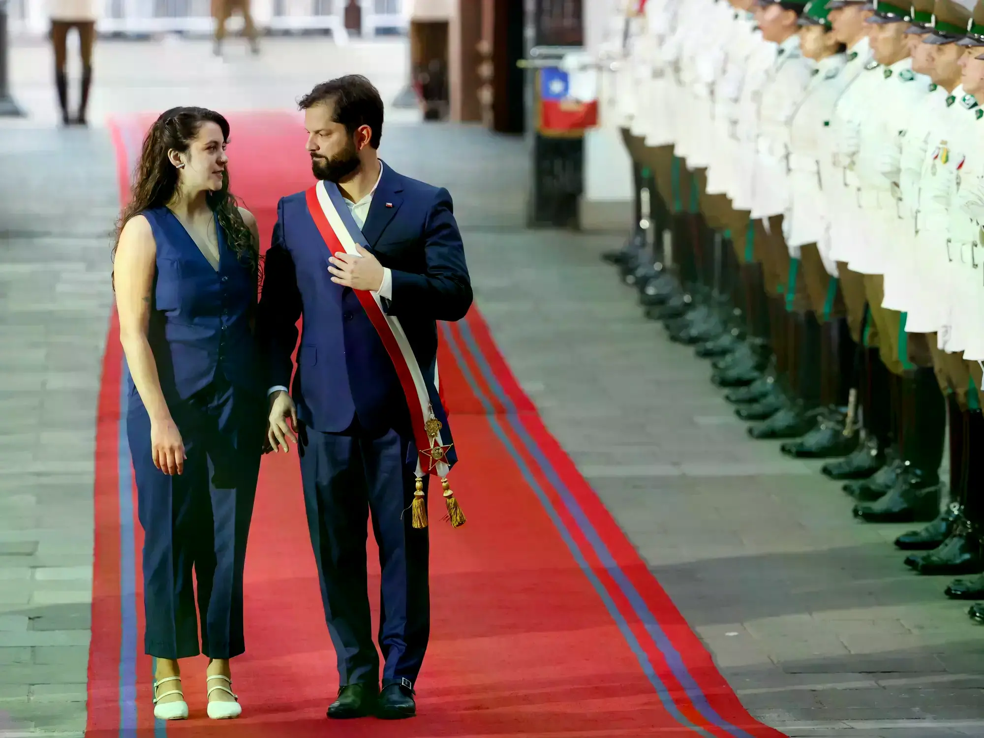 El presidente de Chile, Gabriel Boric, junto a su pareja Paula Carrasco, llegan al palacio de La Moneda este miércoles.