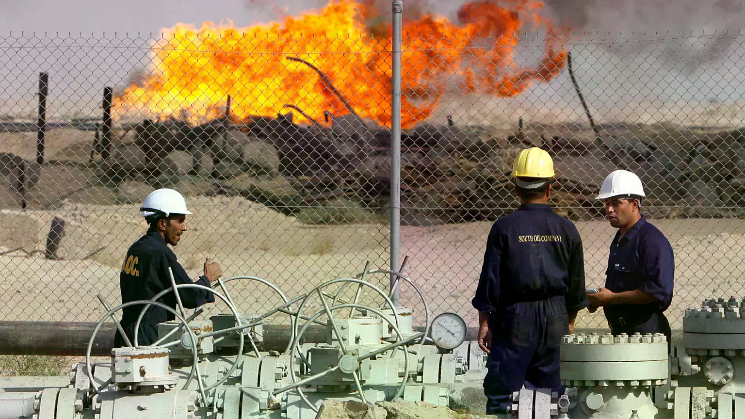 Trabajadores en la refinería de petróleo de Rumaila, cerca de Basora, Irak.
