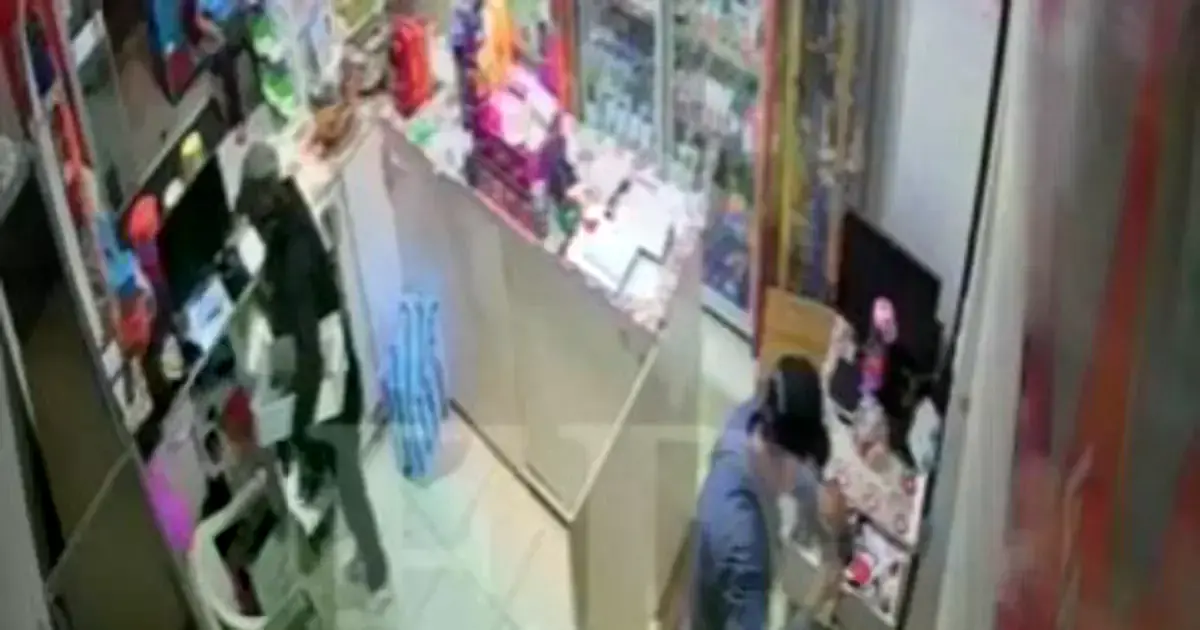 Fotograma del video de seguridad que muestra el atraco en la farmacia.