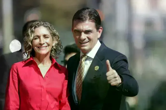 El presidente de Bolivia, Rodrigo Paz, junto a su esposa María Elena Urquidi.