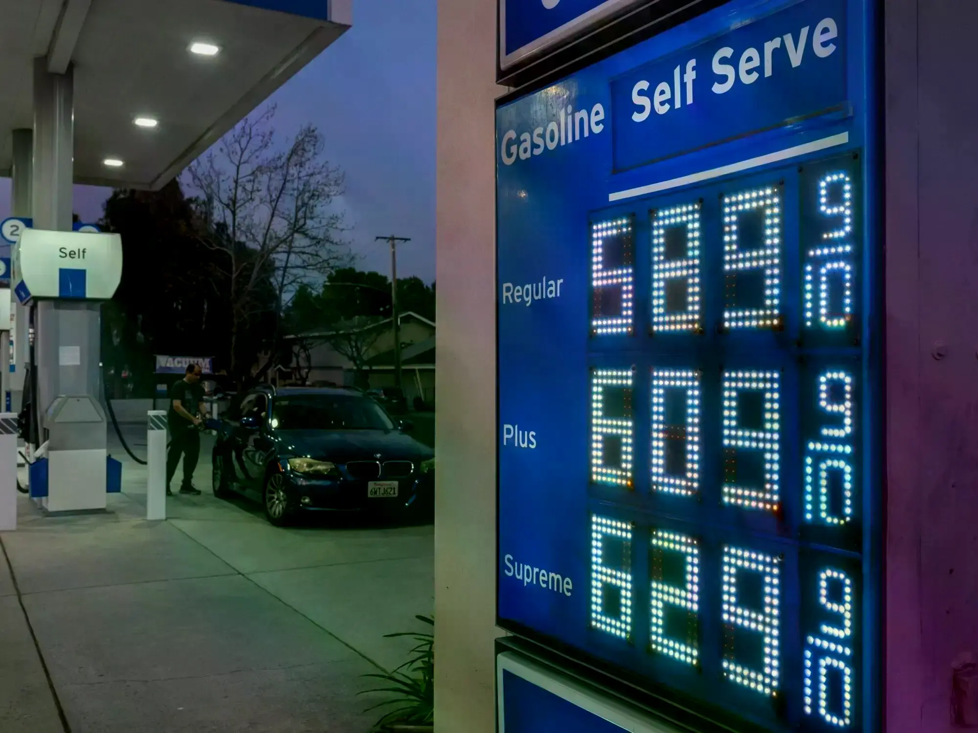 Precios de combustibles en una estación de servicio en California.
