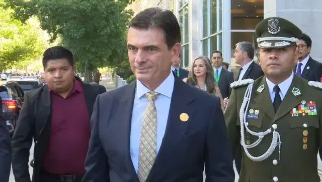 El presidente de Bolivia, Rodrigo Paz, en un contacto con la prensa en Chile.