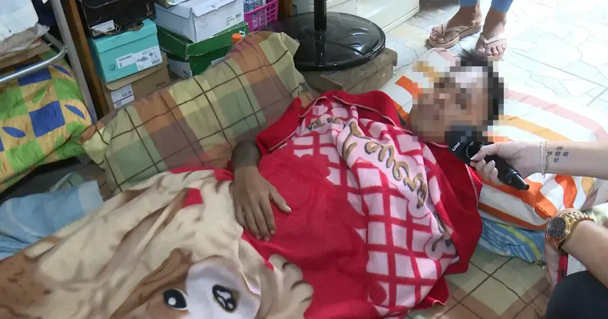 El hombre herido postrado en una cama.