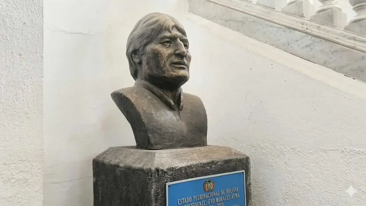 Busto de Evo Morales en la Asamblea Legislativa.