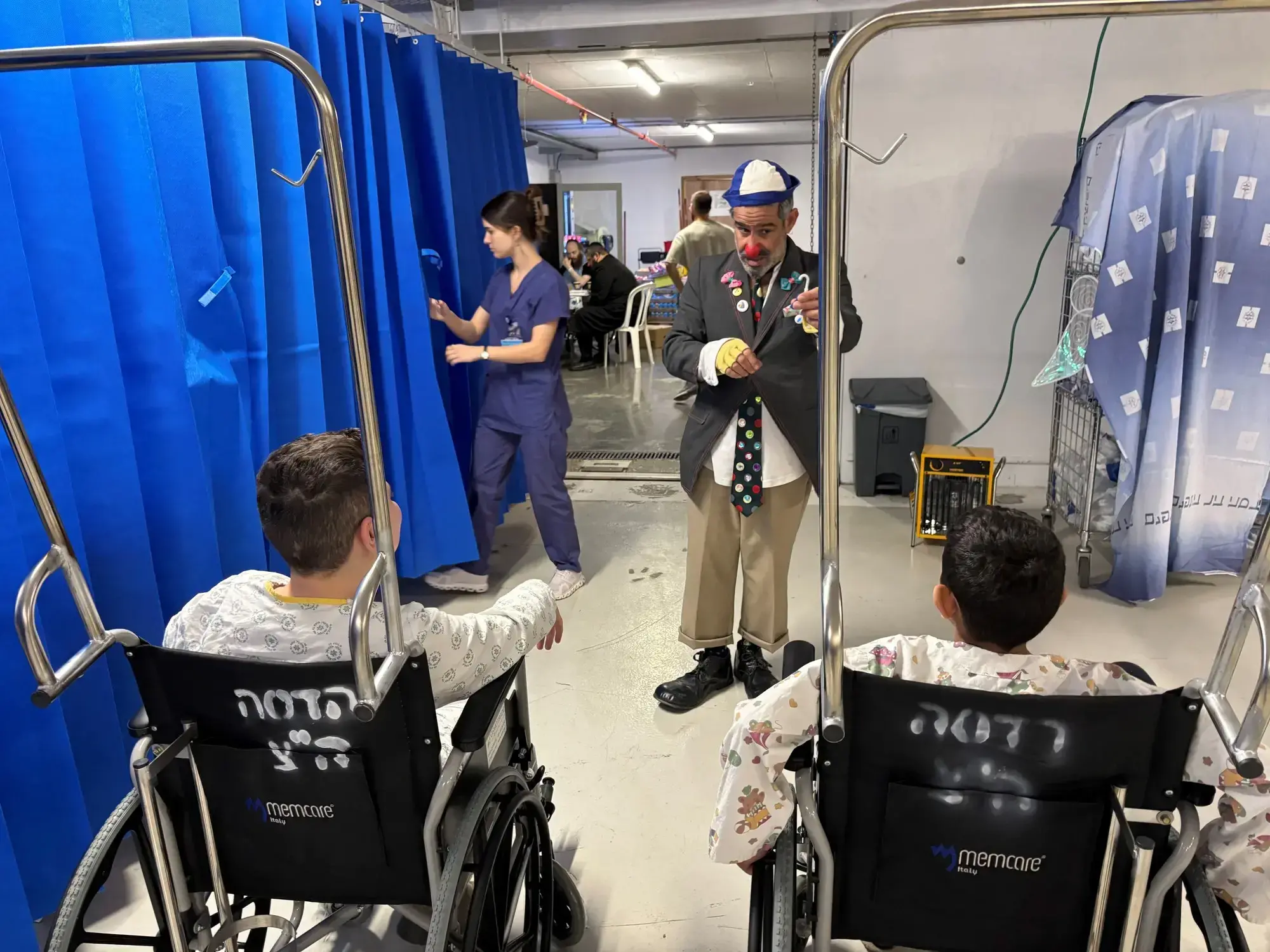 El payaso Dash entretiene a niños en el servicio de pediatría del hospital subterráneo.