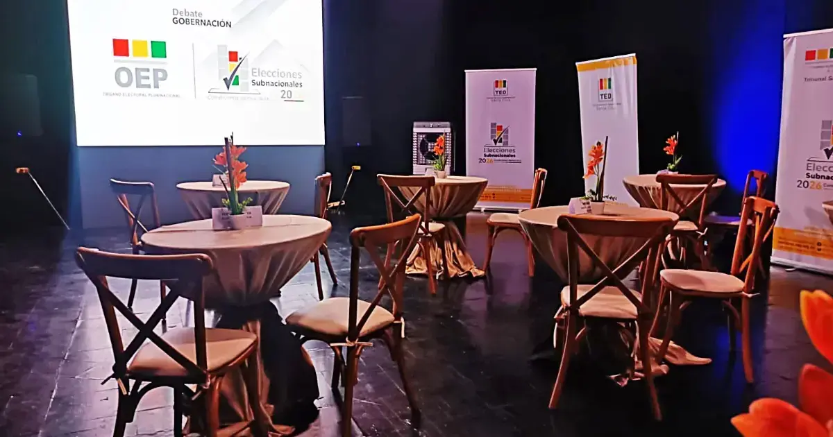 Solo resta el arribo de los candidatos para el inicio del debate organizado por el OEP