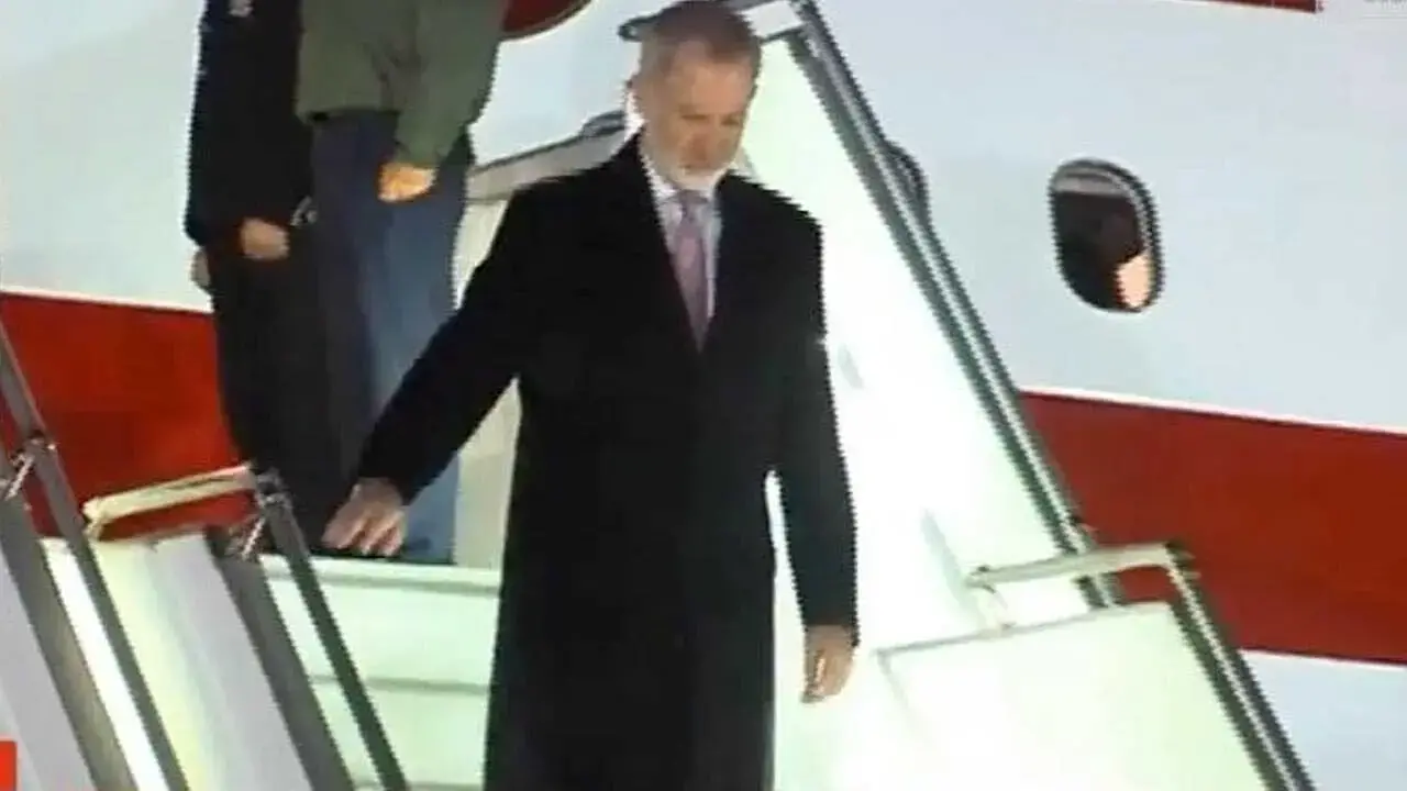 El avión del rey Felipe VI en el Aeropuerto Internacional de El Alto.