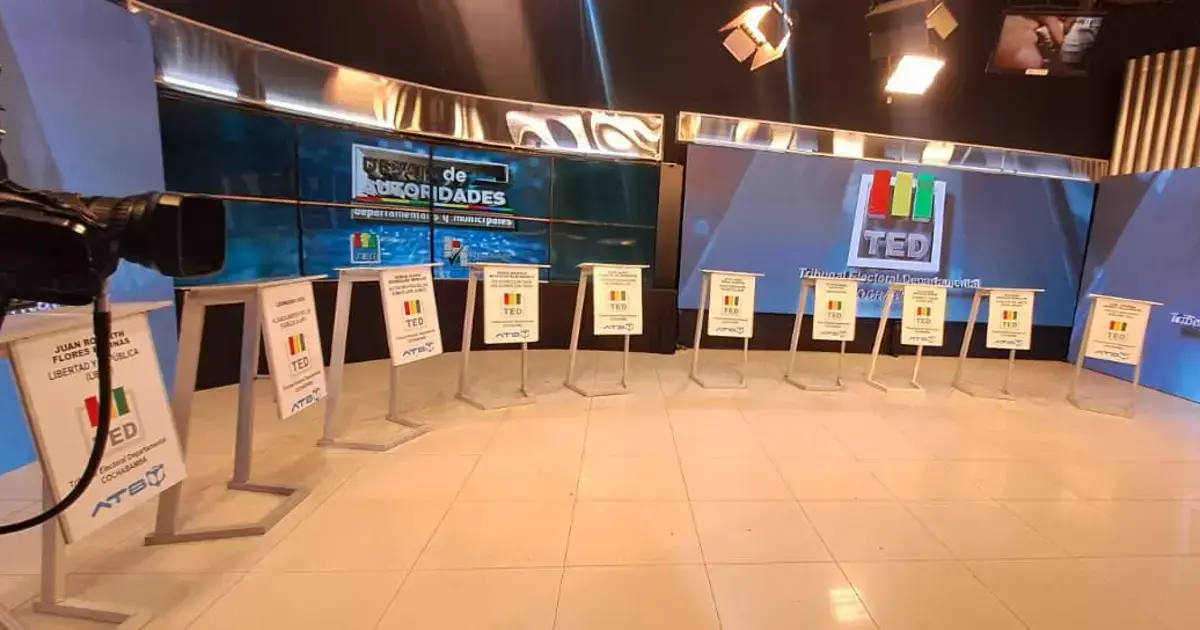 Escenario preparado para el debate de los candidatos a la Gobernación de Cochabamba.