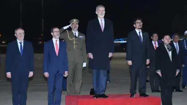 El Rey Felipe VI es recibido a su llegada al aeropuerto de El Alto, Bolivia.